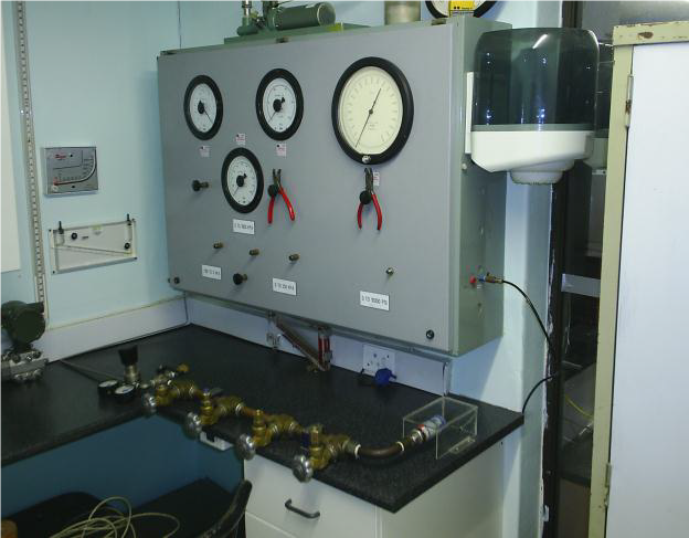 Pressure gauge calibration equipment